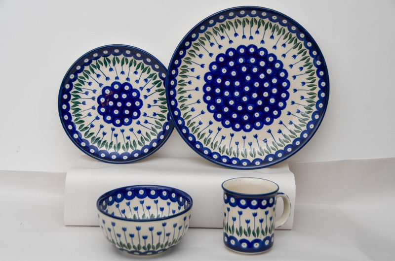 Polish Pottery Tulip Spot pattern 16 piece dinner set for 4 place settings.