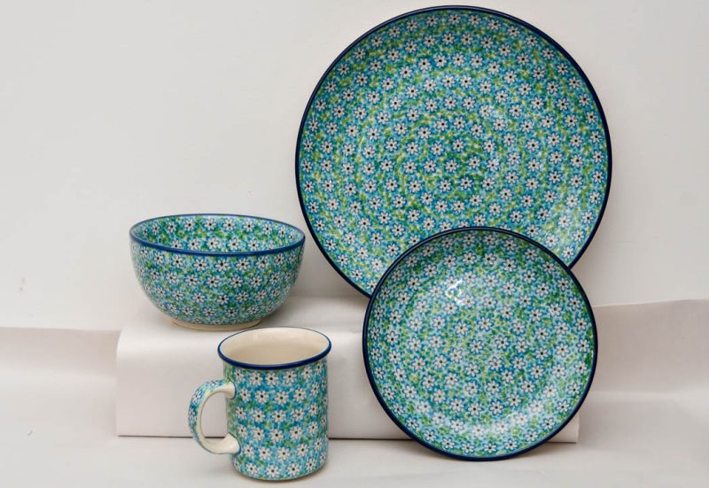 Turquoise Daisy 16 piece Dinner Set four placings by Ceramika Artystyczna.